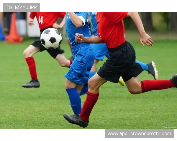 先触球不代表犯规？足球规则中对触球顺序的真实判罚逻辑揭秘