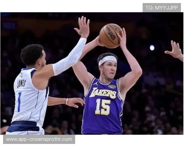 奥斯汀·里夫斯无球移动创造投篮空间提升队内三分效率