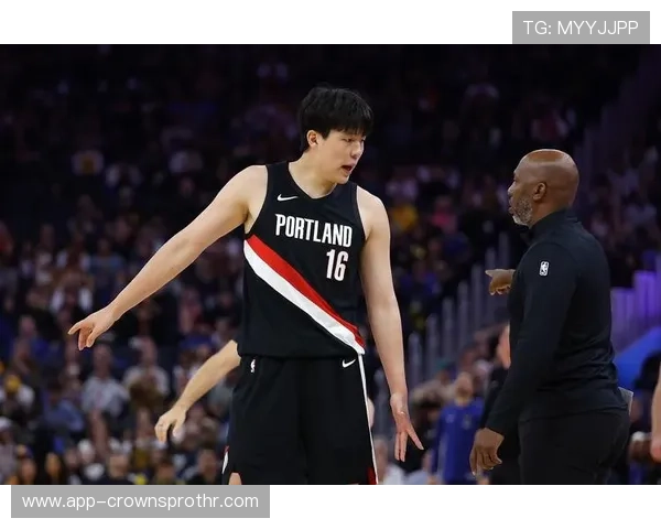 杨瀚森训练完直接拎着爱马仕去吃路边摊？