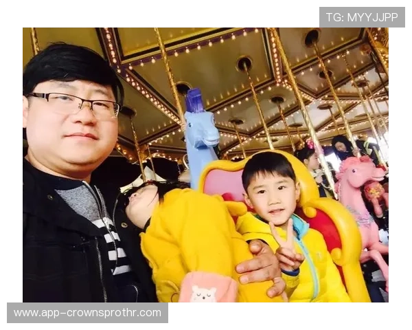 莱万训练完回家还得给娃换尿布，这反差谁懂啊