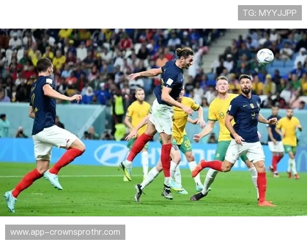 双重触球判罚要点：重启后再次触球如何裁定