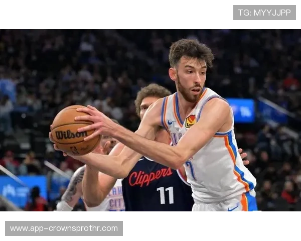 切特·霍姆格伦挡拆制造错位，提升篮下效率拉开内线差距